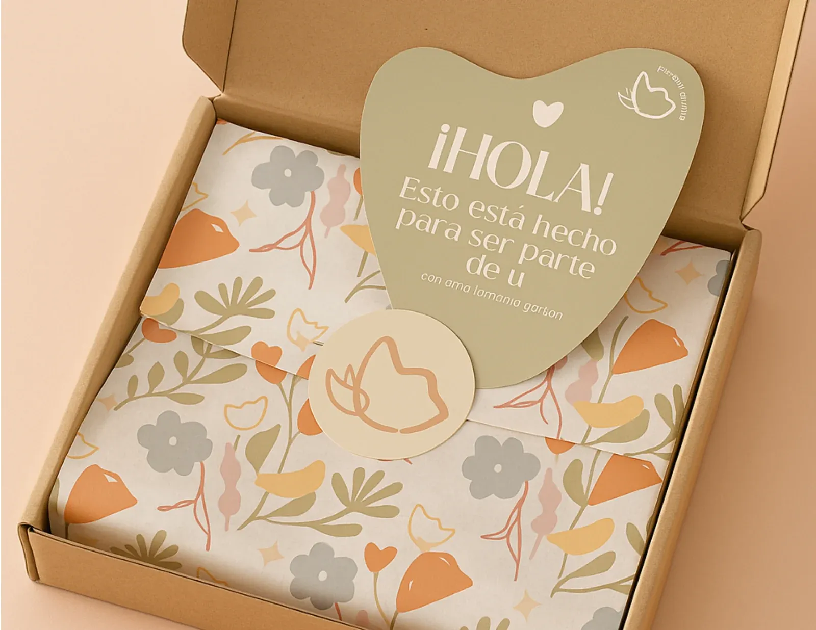 Caja de entrega con papel de seda floral y una tarjeta en forma de corazón
